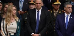 Karina ya trabaja en la búsqueda de un sucesor para Adorni