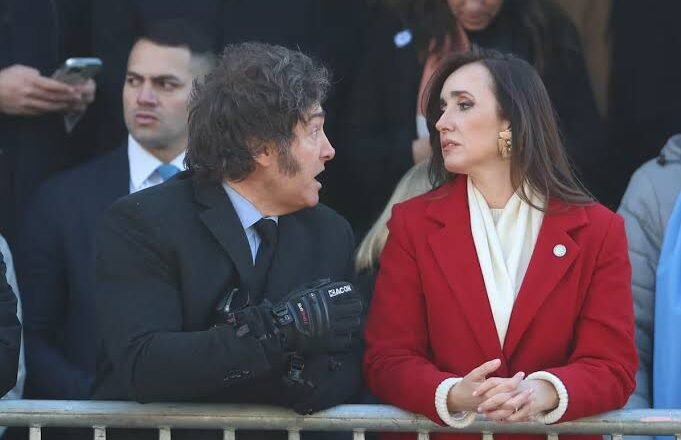 En medio de la tensión política, Milei desembarca en Rosario con Adorni y se encontrará con Villarruel