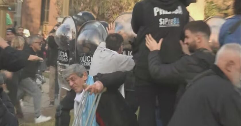 La policía reprimió a fanáticos del Indio Solari en Plaza de Mayo