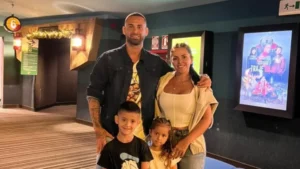 El futbolista argentino Lucas Trejo busca desesperadamente a su familia tras el derrumbe de un edificio