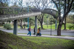 Por problemas estructurales, desmontarán el puente peatonal de la avenida Benjamín Aráoz