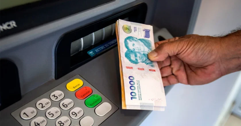 Garantizan el cobro íntegro del aguinaldo para estatales tucumanos, sin débitos bancarios