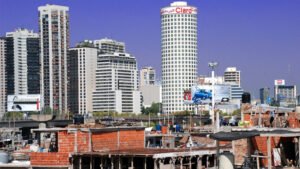 Blanqueo para arriba, ajuste para abajo: el 10% más rico paga menos impuestos que la mitad más pobre del país