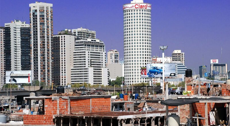 Blanqueo para arriba, ajuste para abajo: el 10% más rico paga menos impuestos que la mitad más pobre del país