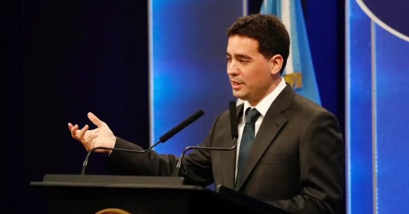 El Gobierno desmintió los dichos del vocero presidencial Adrián Ravier y descartó un dólar a $1.800