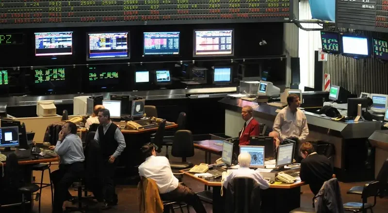 Viernes negro para Milei: el riesgo país vuelve a subir hasta los 445 puntos, cayeron bonos y también acciones