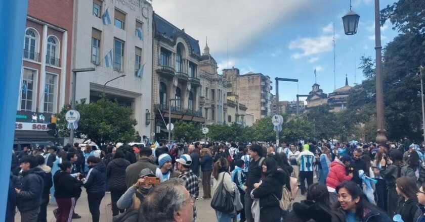 Plaza Independencia: Prohibirán el ingreso de autos y motos si gana Argentina