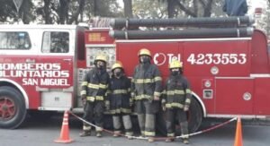 La Policía impide el ingreso de los Bomberos Voluntarios a Plaza Independencia durante el sirenazo