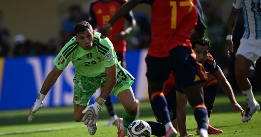 Dibu Martínez sostuvo a Argentina hasta el final, pero España terminó quedándose con el Mundial 2026