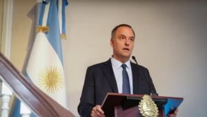 Tras renunciar como jefe de Gabinete, Adorni dejó el directorio de YPF