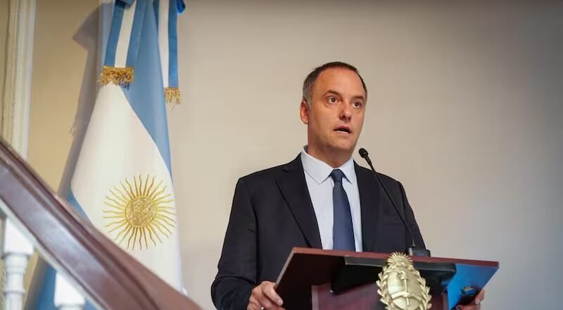 Tras renunciar como jefe de Gabinete, Adorni dejó el directorio de YPF