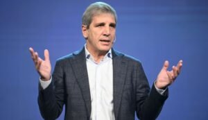 El Gobierno presentó el nuevo proyecto de Inocencia Fiscal y Caputo dijo que “hay 170.000 millones de dolares debajo del colchón”