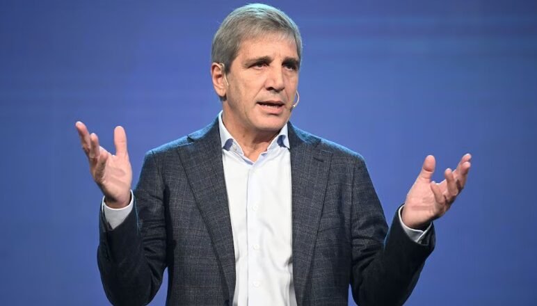 La respuesta de Caputo a los argentinos endeudados: “Cada uno se tiene que hacer cargo de sus decisiones”