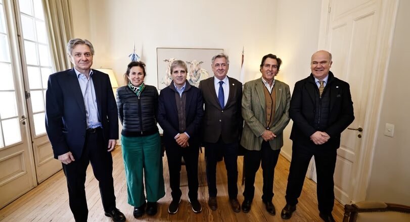 Luis Caputo visitó la Rural y bajó las expectativas sobre un anuncio en la baja de las retenciones