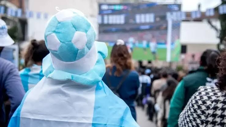 El comercio modifica su horario de atención por el partido de Argentina contra Inglaterra