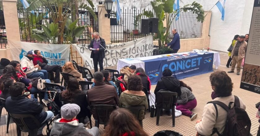 “Están desmantelando la ciencia”: becarios del CONICET denuncian recortes y pérdida de cobertura médica