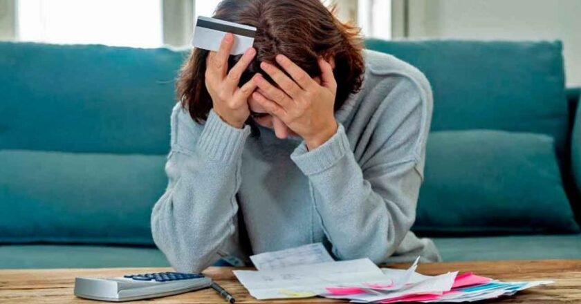 Casi 6 millones de los 20,9 millones de argentinos con deudas están en mora