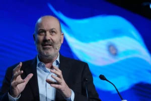 Sturzenegger impulsa una reforma para profundizar la desregulación de la economía