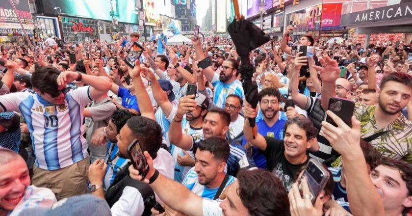 Marea celeste y blanca en Manhattan: banderazo histórico en Times Square