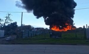 Voraz incendio en un depósito de materiales en el camino al country Las Yungas