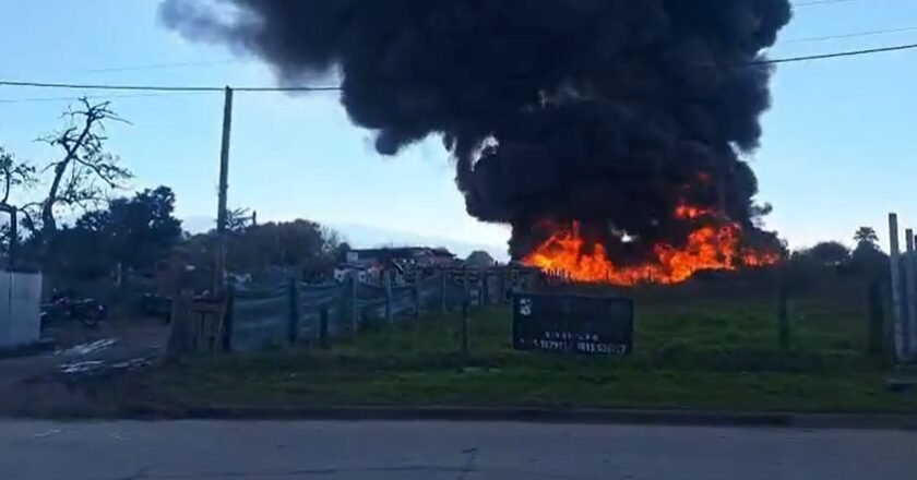 Voraz incendio en un depósito de materiales en el camino al country Las Yungas