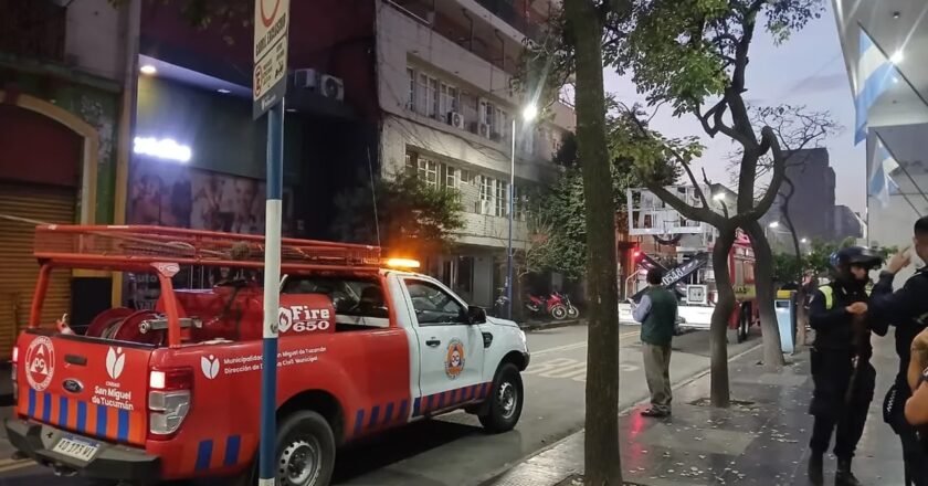 Alerta en el microcentro por un incendio frente al Concejo Deliberante: un herido y 63 evacuados de un edificio