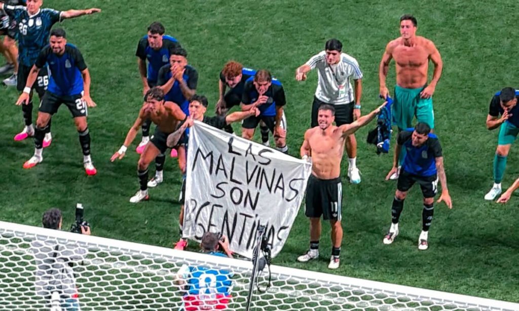 “Las Malvinas son argentinas”, los jugadores posaron con una bandera en la cancha tras vencer a Inglaterra