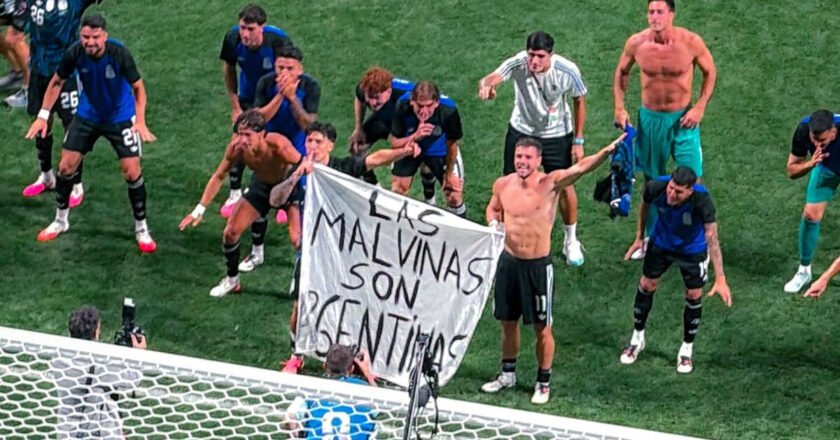 “Las Malvinas son argentinas”, los jugadores posaron con una bandera en la cancha tras vencer a Inglaterra