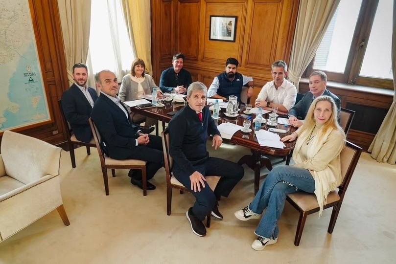 La mesa política se reunió durante más de dos horas y definió cuándo enviará la reforma del Banco Central al Congreso