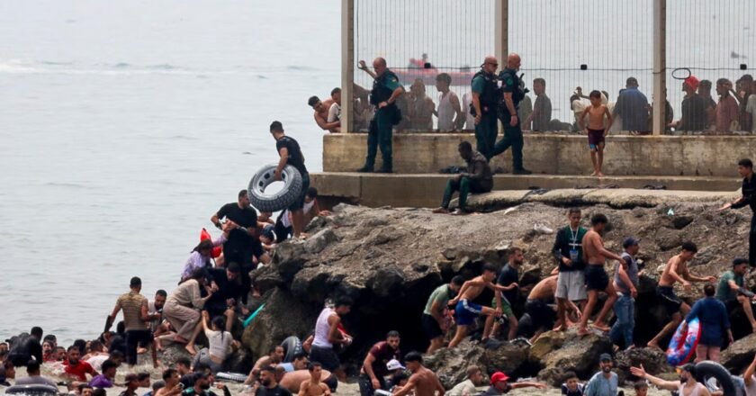 Crisis migratoria: miles de personas llegaron nadando de forma masiva a España