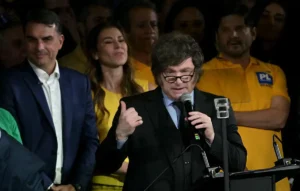 Milei respaldó la candidatura de Flávio Bolsonaro y lanzó durísimas críticas contra Lula da Silva en Brasil