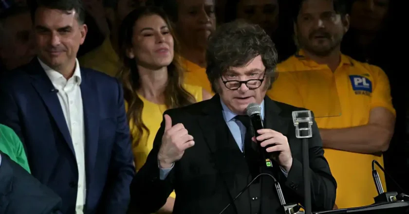 Milei respaldó la candidatura de Flávio Bolsonaro y lanzó durísimas críticas contra Lula da Silva en Brasil