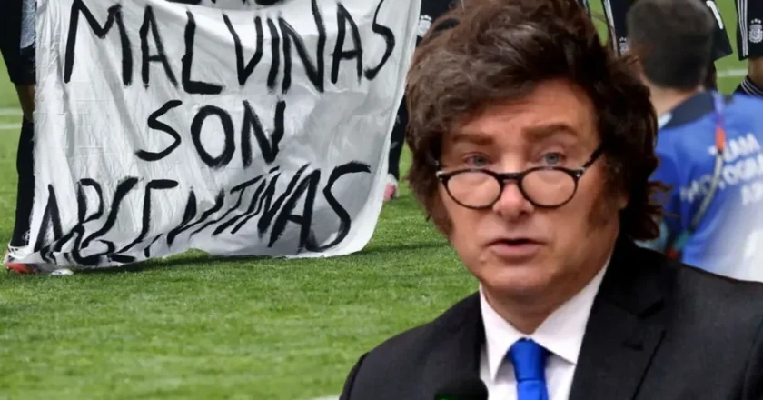 Milei cuestionó a La Scaloneta por la bandera de Malvinas y habló de “slogans populistas y berretas”