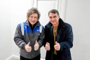 Milei viajará esta noche a Brasil para apoyar la candidatura de Flávio Bolsonaro, rival de Lula