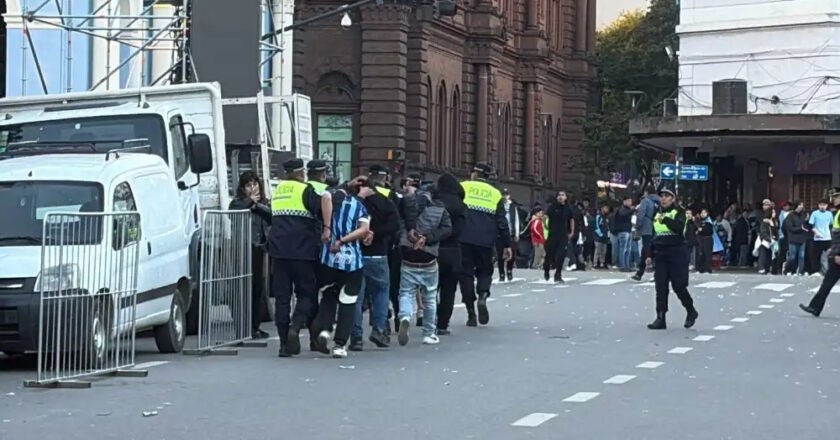 Detenidos, balas de goma y heridos: el festejo en Plaza Independencia terminó de la peor manera