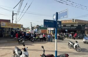 Dos niños de 8 y 4 años murieron al chocar una moto contra un colectivo en El Colmenar