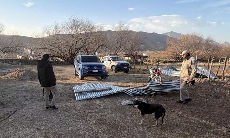El viento Zonda causó graves destrozos y voladuras de techos en Tafí del Valle: cómo seguirá el tiempo