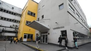 Un niño de tres años cayó en una boca de tormenta sin tapa y permanece internado