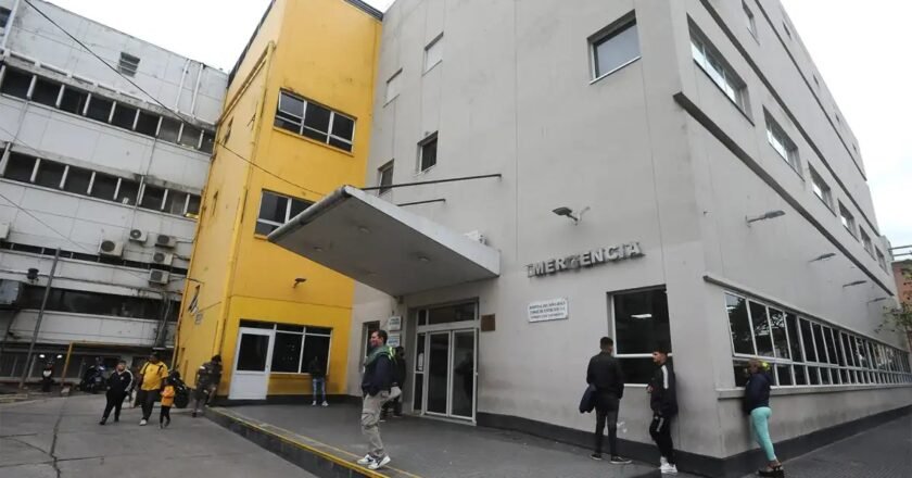 Un niño de tres años cayó en una boca de tormenta sin tapa y permanece internado