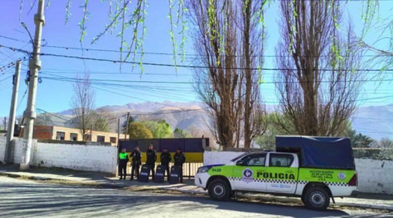 Hallan muerto a un joven atascado en el ventiluz de un club en El Mollar
