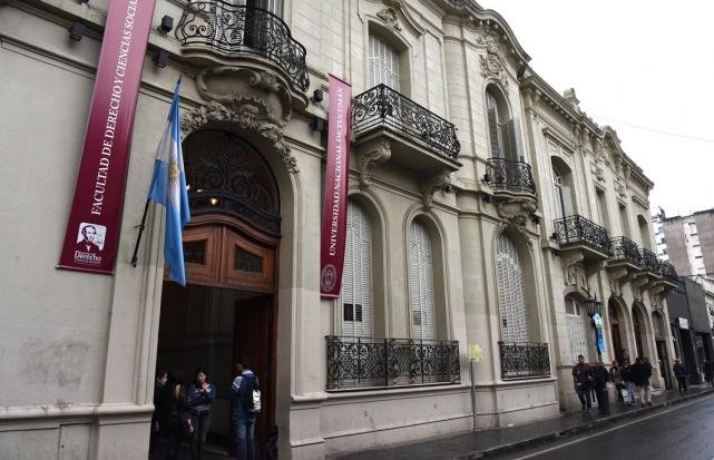 Cobran un bono en la Facultad de Derecho de la UNT: “Los estudiantes que pagan se inscriben antes que los que no”