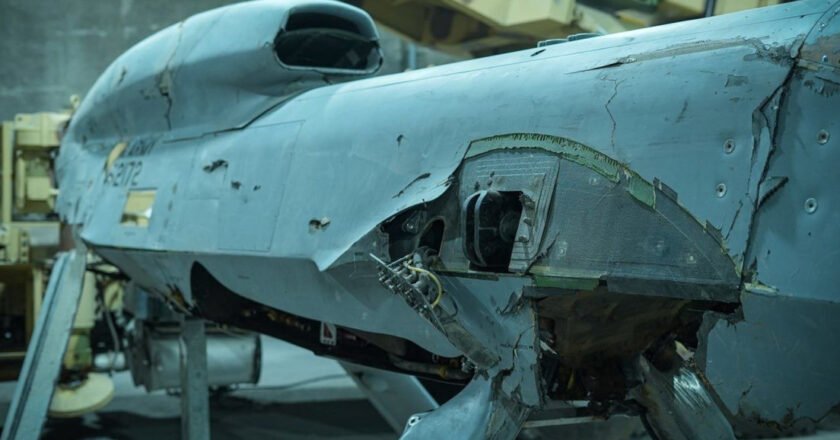 Irán muestra escombros de un F-15 de EE.UU. y otras aeronaves enemigas derribadas