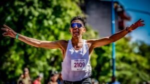 Entrena en la calle y compite entre los mejores: la historia del atleta tucumano Ezequiel Chavarría