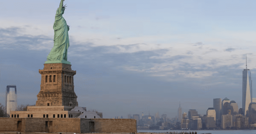 Tragedia en Nueva York: volcó una lancha y murieron una mujer y una bebé