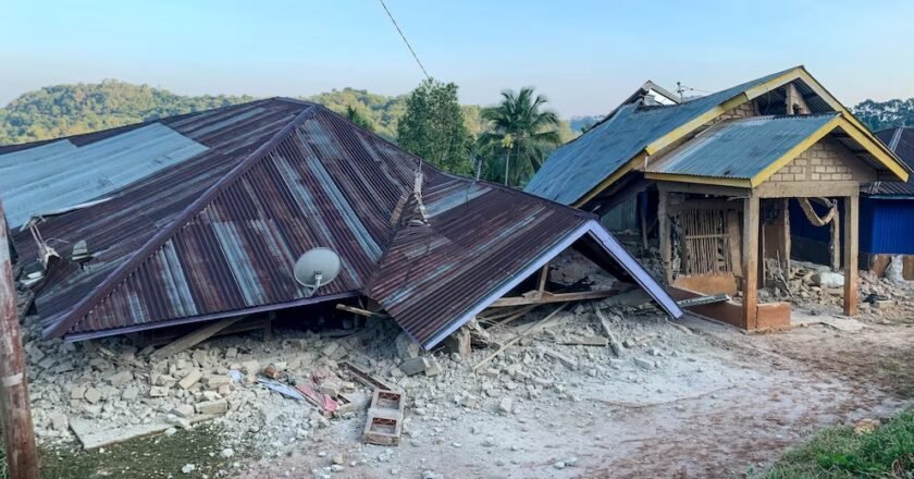 Un terremoto de magnitud 7,7 sacudió la costa de Indonesia y dejó al menos 47 muertos