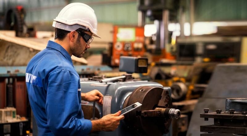 Empleo y salarios en retroceso: 241.000 puestos formales menos y una caída del 40,5% del salario mínimo