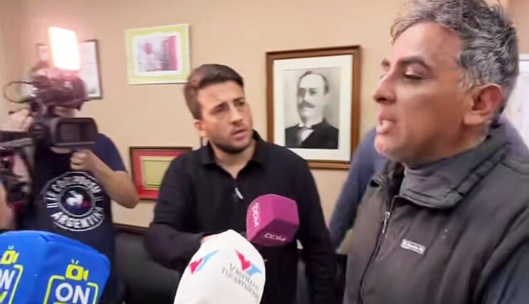 El abuelo del bebé nacido en el hospital de Concepción increpó al ministro Medina Ruiz en plena conferencia