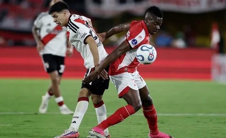 River aguantó la altura de Bogotá y rescató un valioso empate ante Independiente Santa Fe