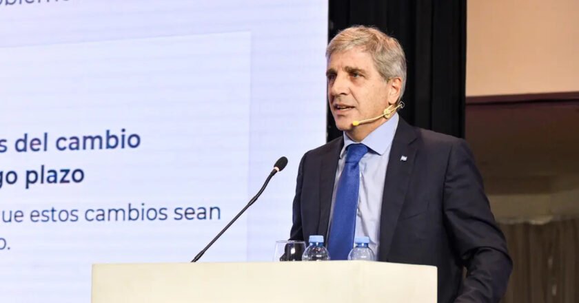 Luis Caputo dijo que sus dichos sobre los “tarados” no fueron contra la industria