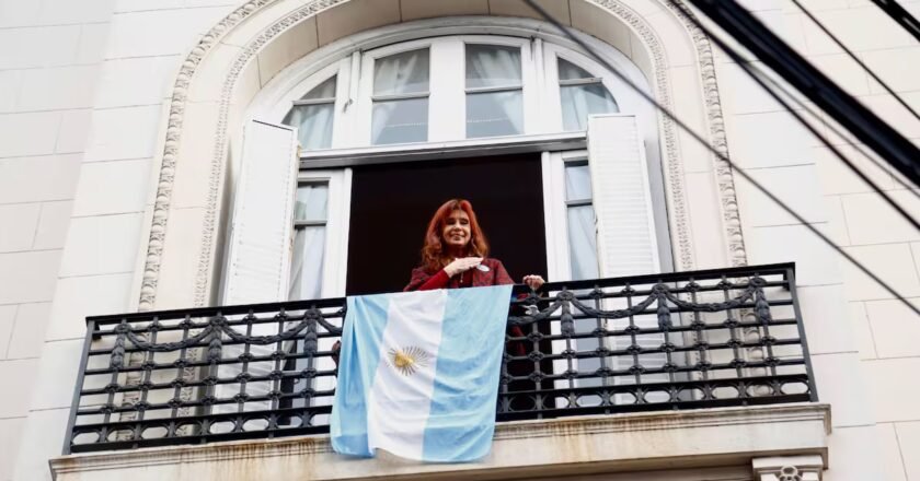 La Justicia embargó el departamento de San José 1111 donde Cristina Kirchner está en prisión domiciliaria